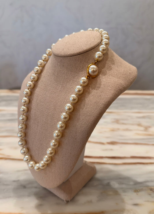 Small pearl necklace